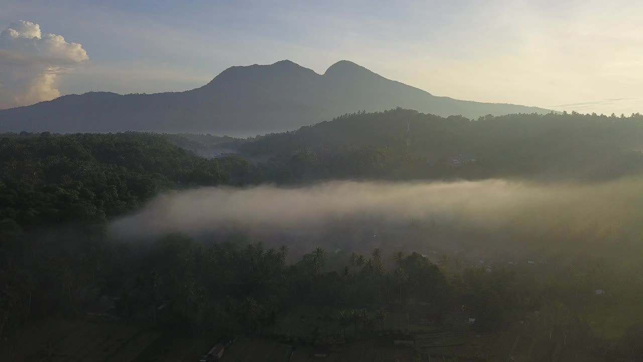 雾田和稻田的山/巴厘岛，印度尼西亚视频素材