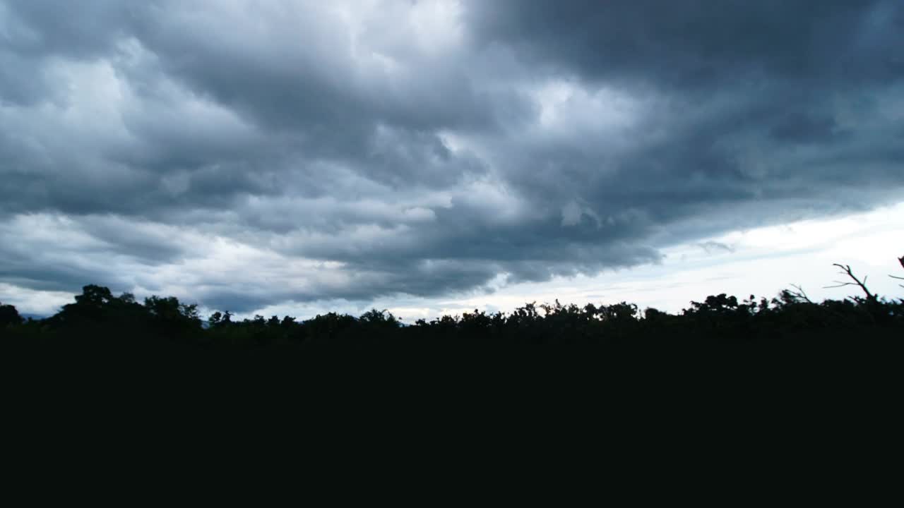 暴风雨来临前乌云消散了。恶劣的天气视频下载