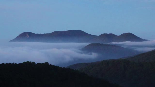 云谷山在薄雾阳光早晨视频素材