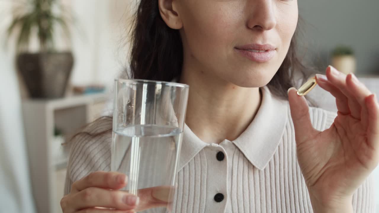 服用维生素片的陌生女人视频素材