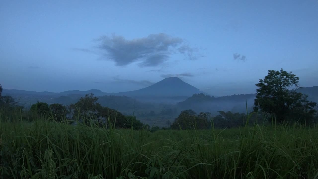 山下见山/印尼巴厘岛视频素材