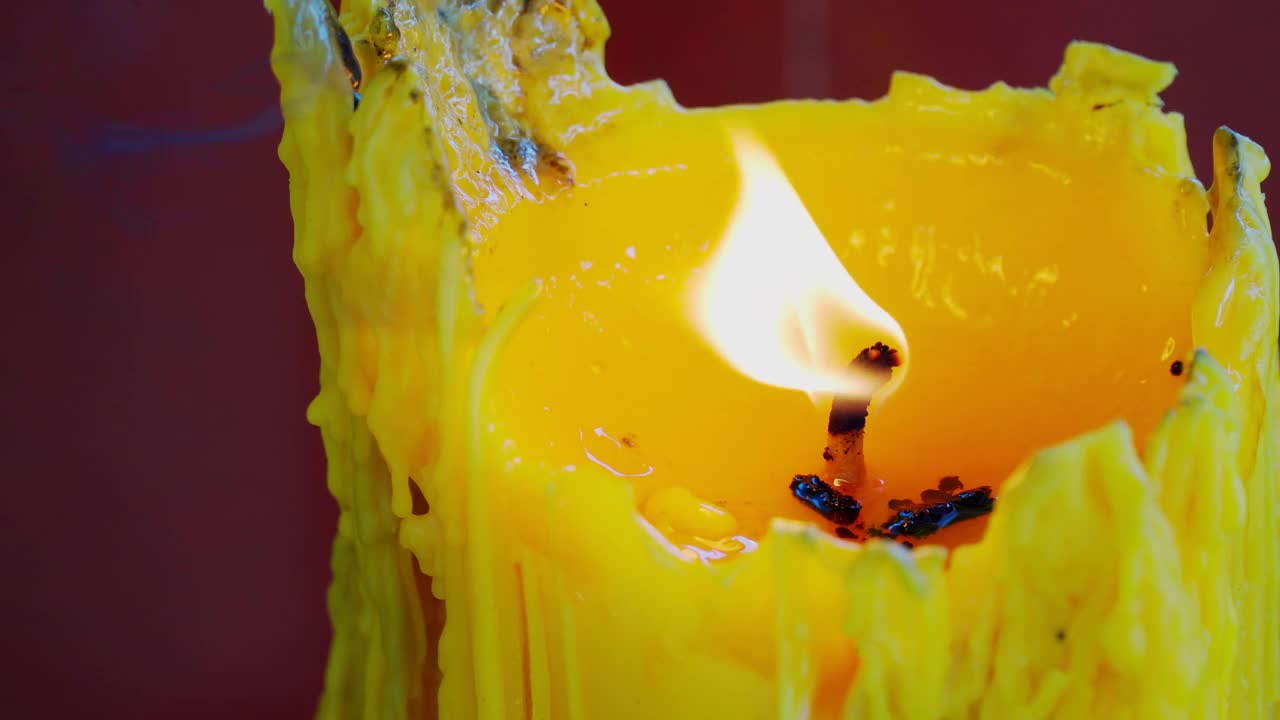 大黄的蜡烛随着熊熊的火焰在庙里燃烧着。视频素材