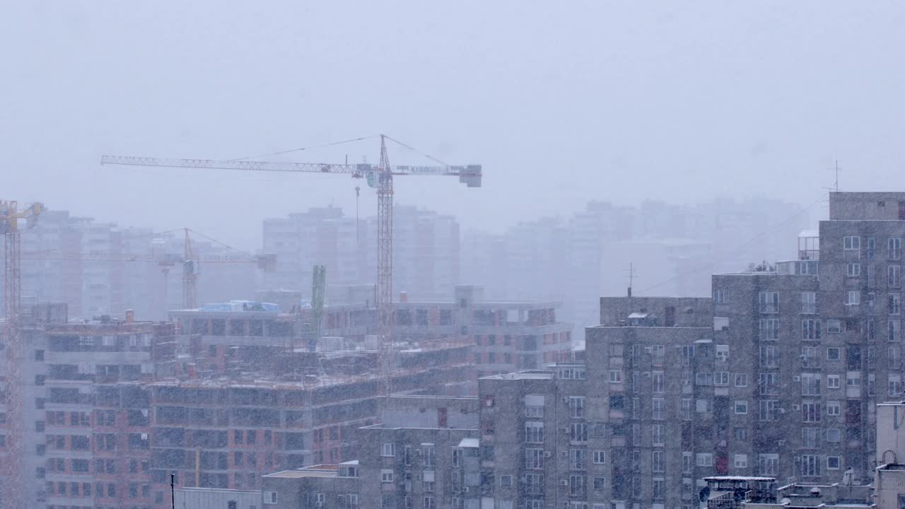 城市降雪，城市区域以建筑工地为背景视频素材