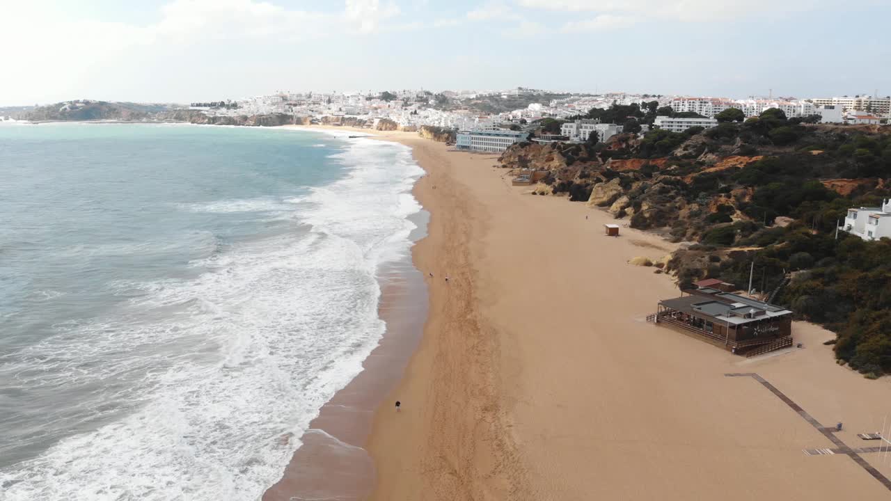 地中海海滩线在阳光明媚的一天Albufeira，阿尔加维，葡萄牙-空中航拍视频素材