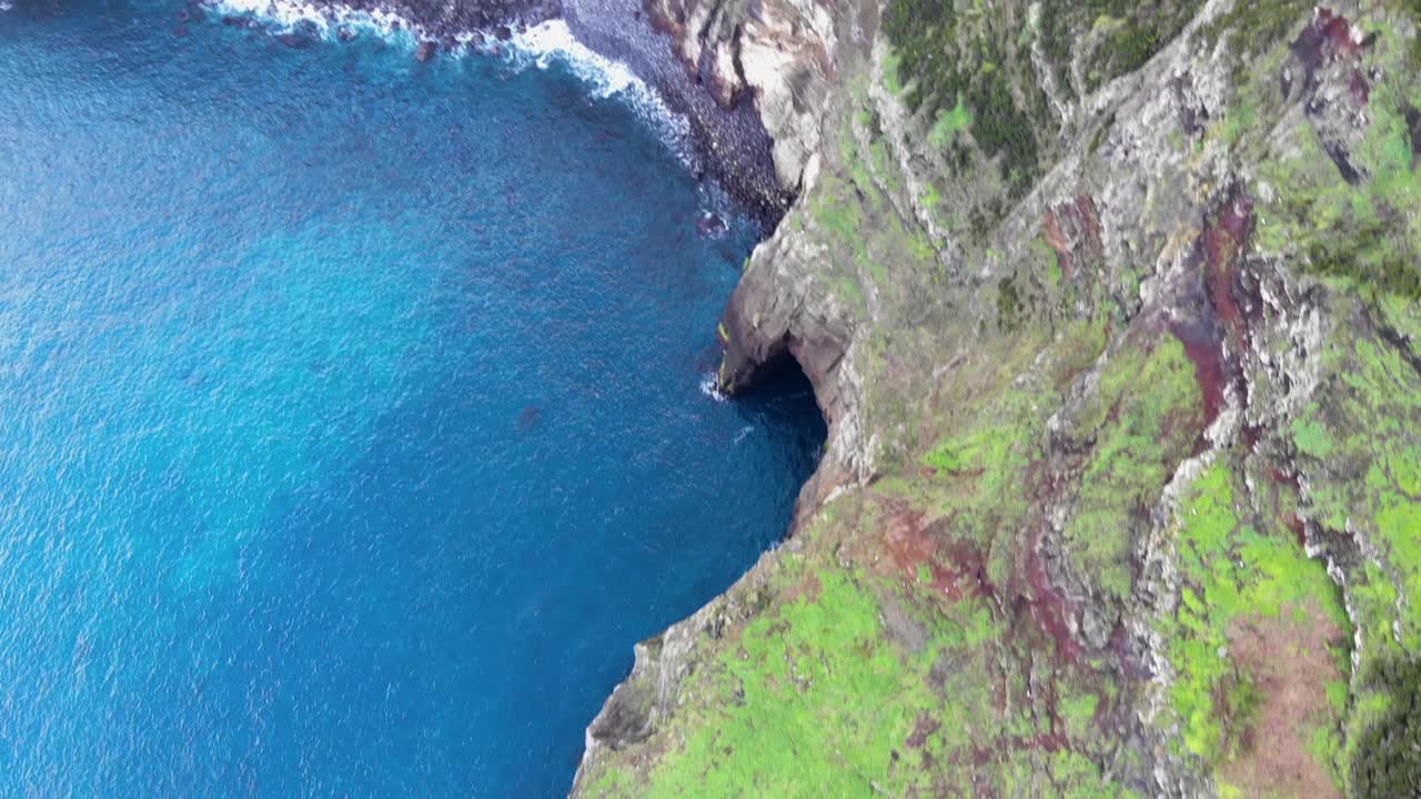 亚速尔群岛陡峭崎岖的海岸线-向上倾斜航拍视频素材