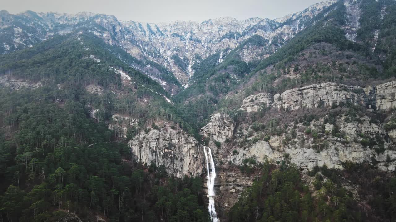 鸟瞰图美丽的瀑布在山上视频素材