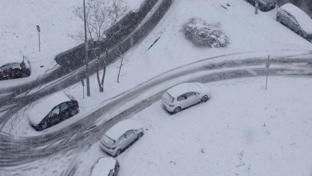 暴风雪在城市里，缓慢移动的汽车视频素材