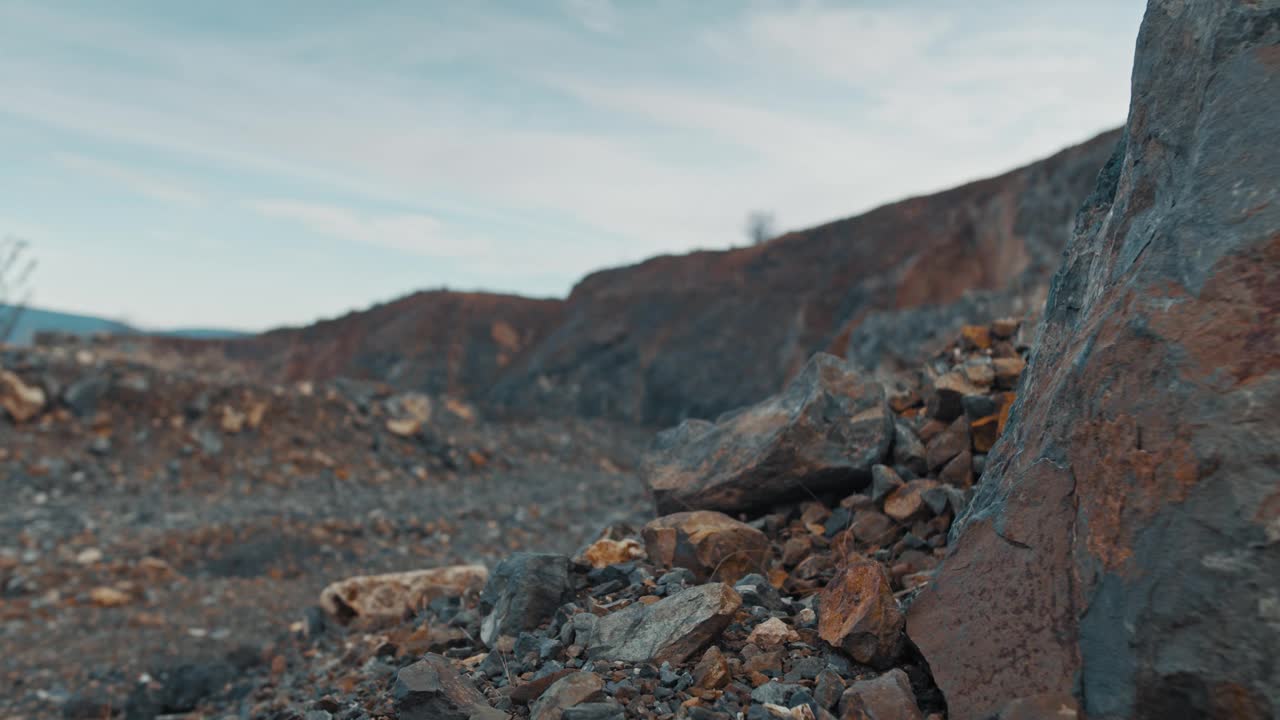 摄影师在阴天走在山脊上拍照视频素材