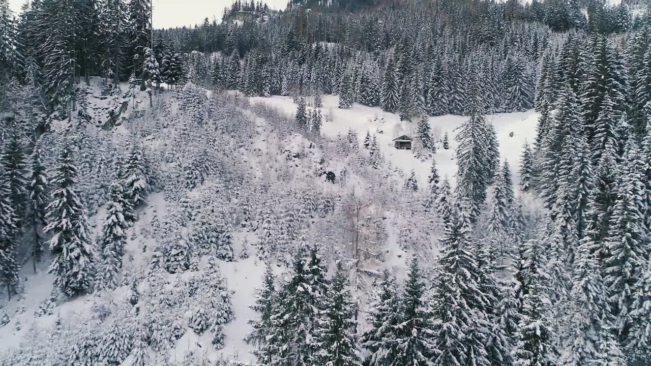 无人机在奥地利一座冰雪覆盖的山上飞行视频素材