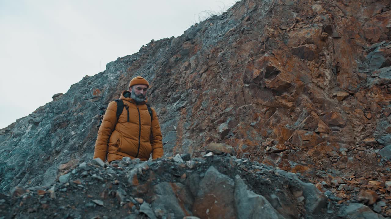 背包游客进入景区，用相机拍摄风景视频素材