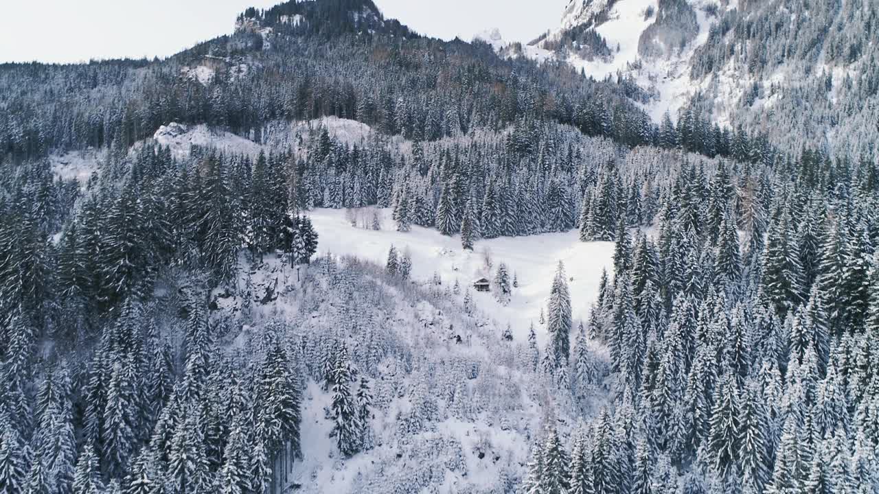 无人机在奥地利一座冰雪覆盖的山上飞行视频素材