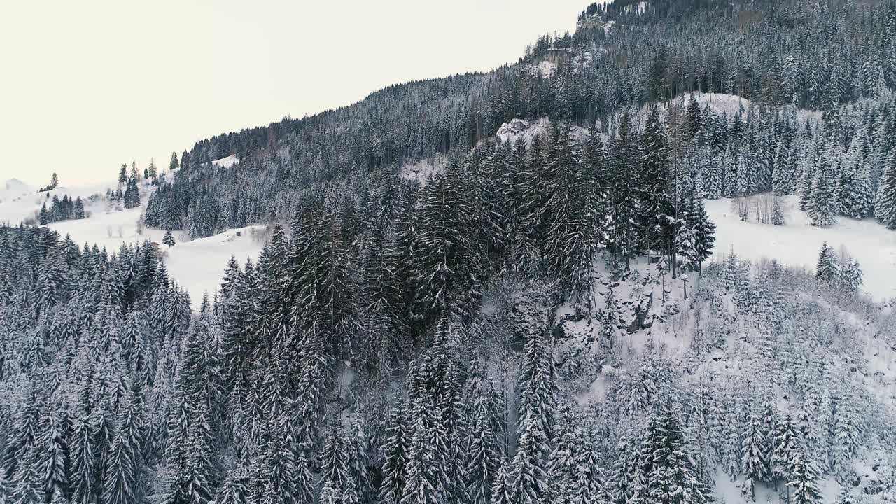 无人机在奥地利一座冰雪覆盖的山上飞行视频素材