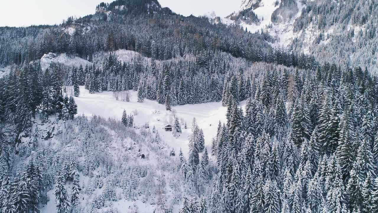 无人机在奥地利一座冰雪覆盖的山上飞行视频素材