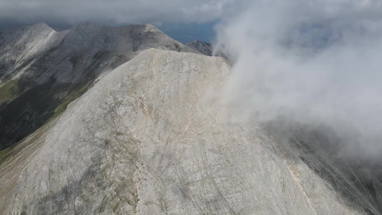 保加利亚皮林山维伦峰鸟瞰图视频素材