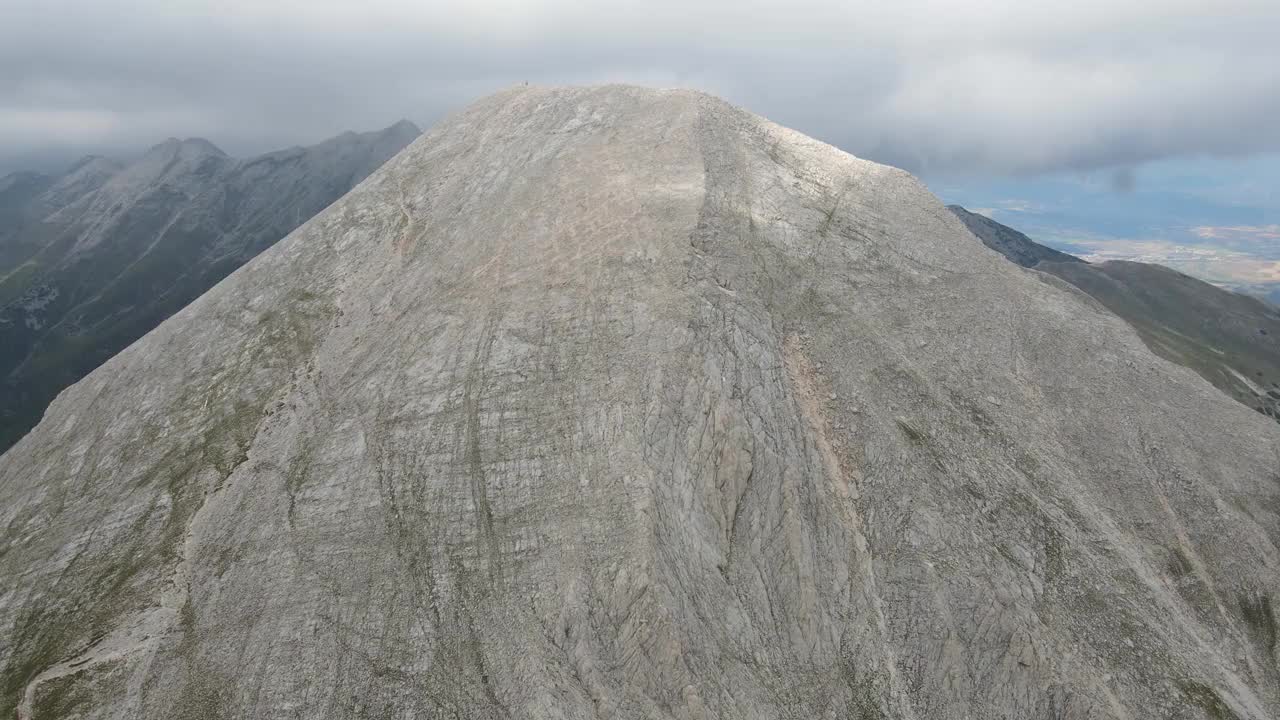 保加利亚皮林山维伦峰鸟瞰图视频素材