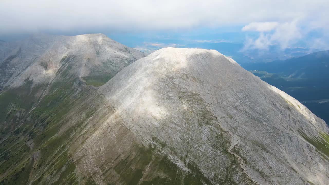 保加利亚皮林山维伦峰鸟瞰图视频素材