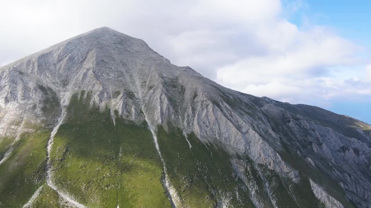 保加利亚皮林山维伦峰鸟瞰图视频素材