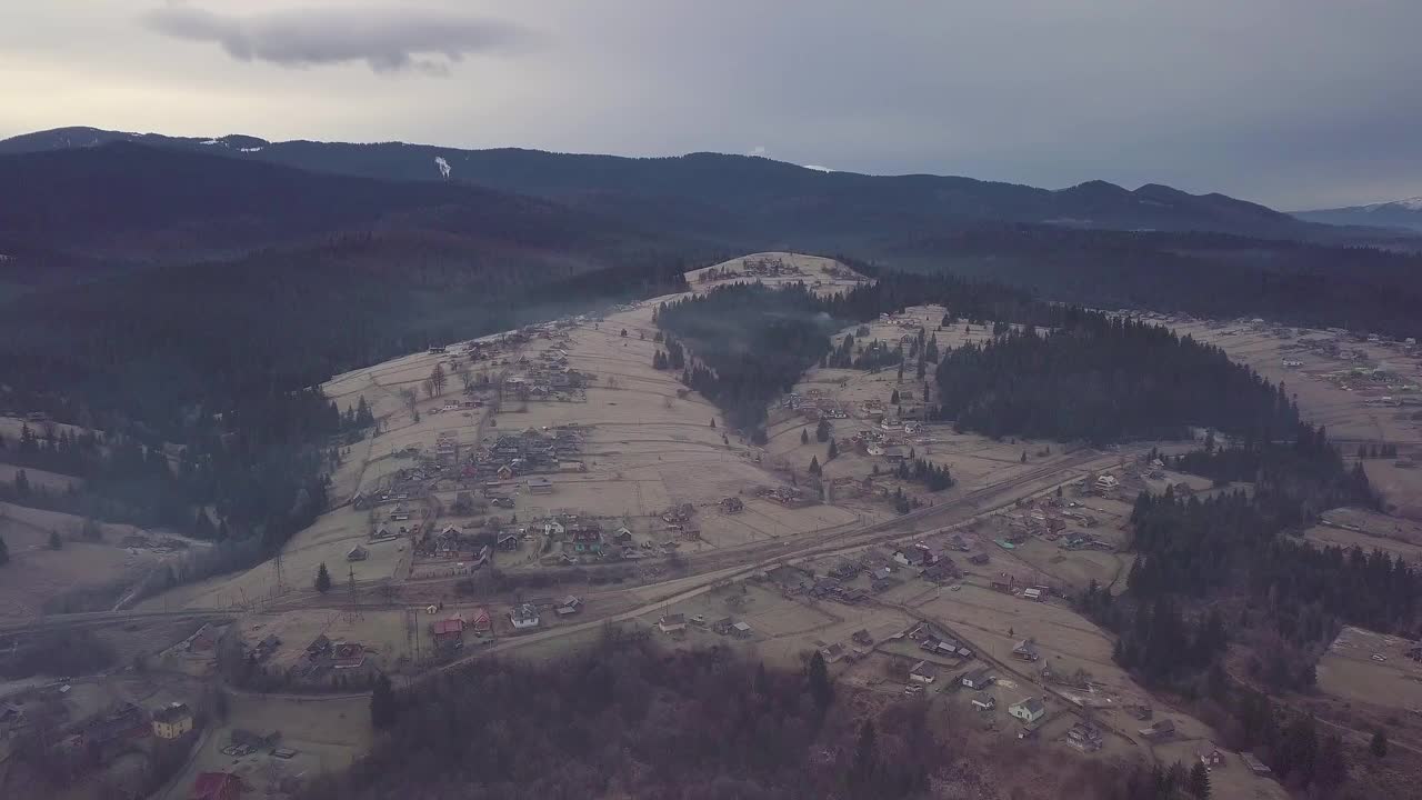 飞越喀尔巴阡山脉的村庄视频素材