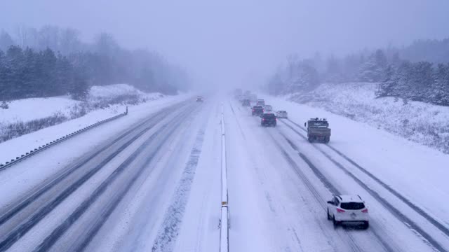 高速公路与雪视频素材