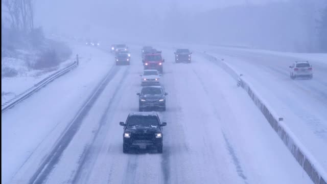 高速公路与雪视频素材