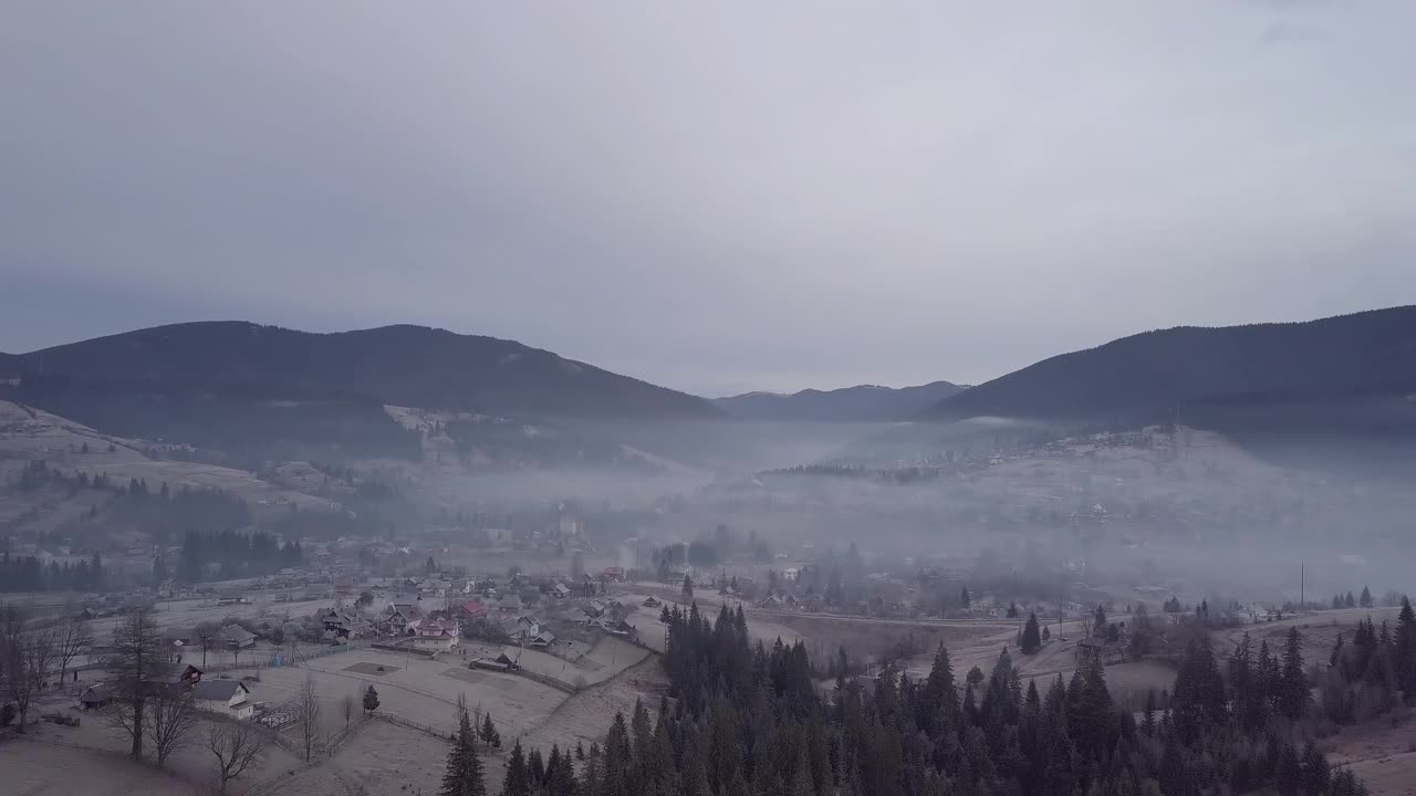 飞越喀尔巴阡山脉的村庄视频素材