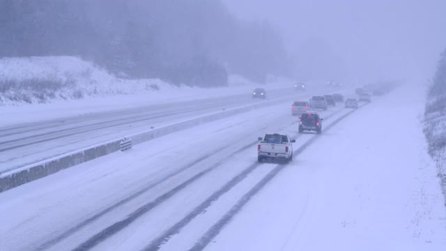 高速公路与雪视频素材