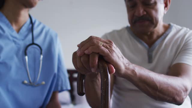 近距离观察高级混合人种男子与女医生牵手回家探视视频素材