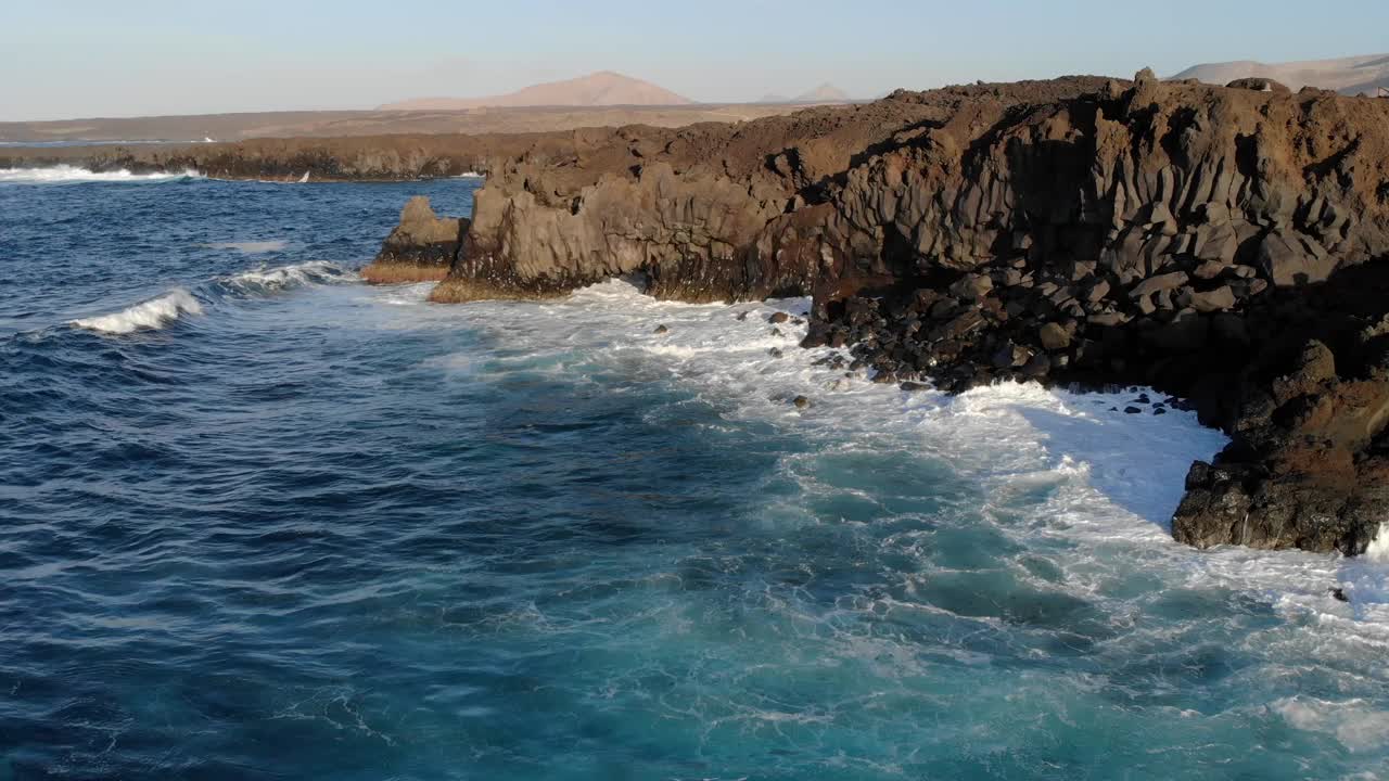 西班牙兰萨罗特的El Golfo附近有湖泊和海洋的火山口。鸟瞰图视频素材