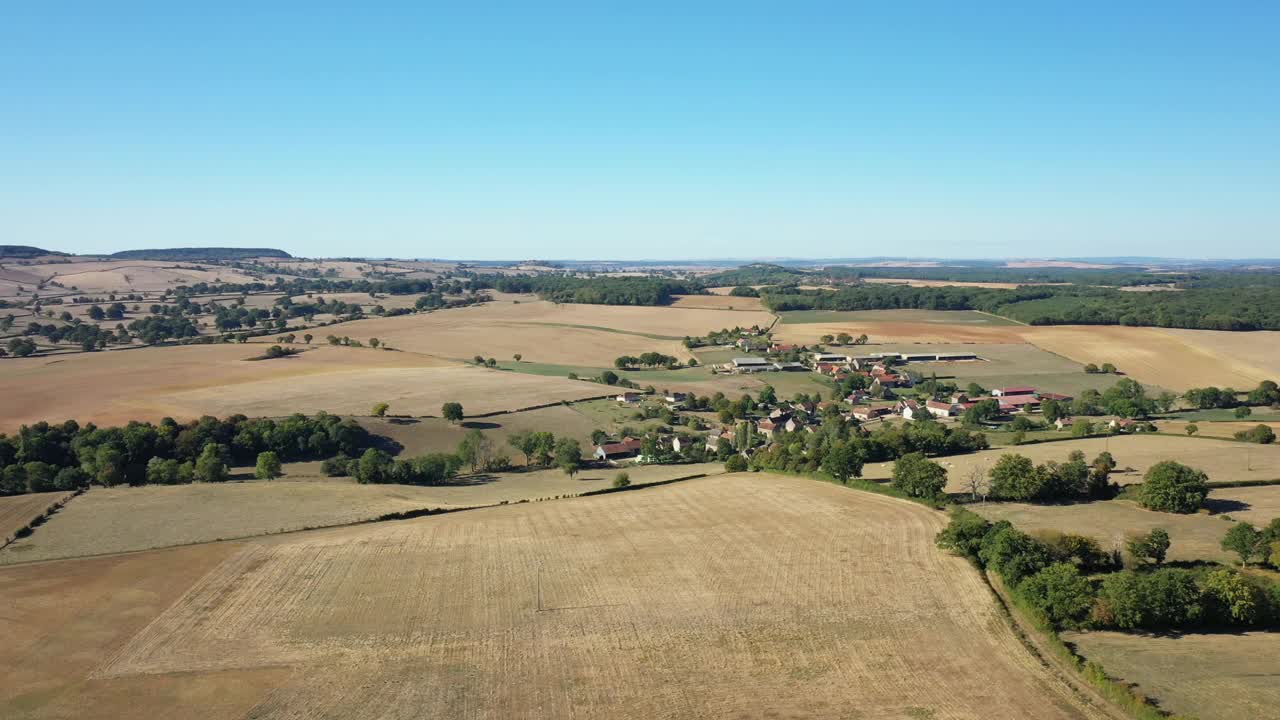 在法国勃艮第Nièvre Cuncy les Varzy村的Mhers的哈莫，在夏天和一个阳光明媚的日子里。视频素材