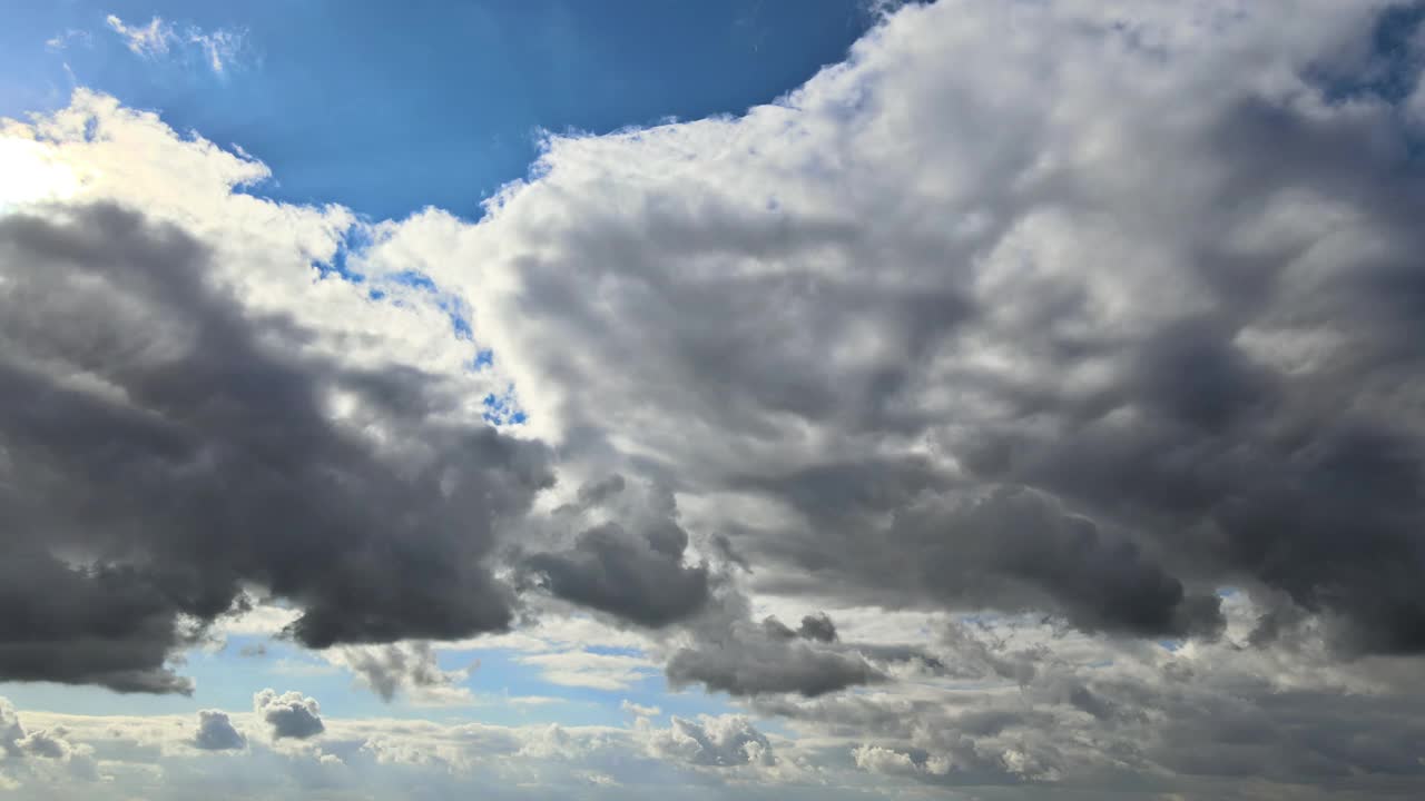 令人惊叹的天空在日落在美丽的自然景色的天空天气白色蓬松的云一个辉煌视频素材