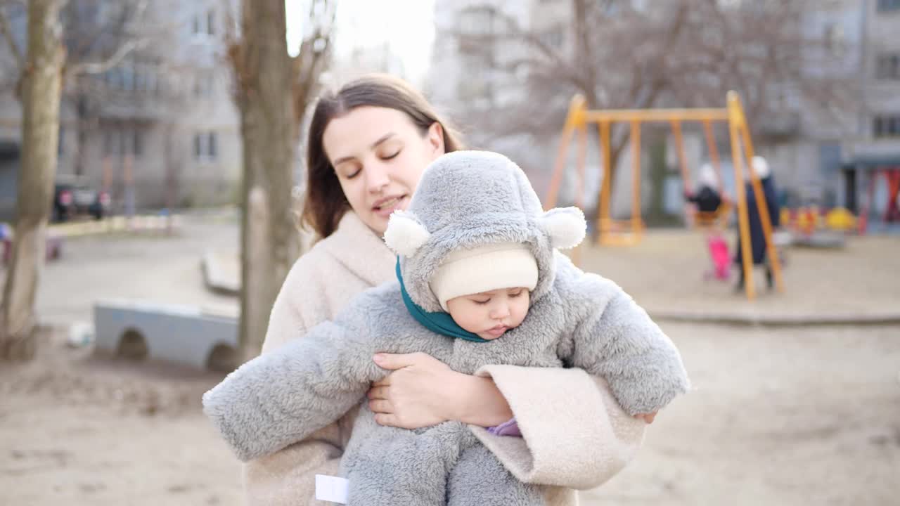 快乐的妈妈和小儿子玩。年轻的白人妈妈和婴儿男孩在室外玩冬天视频素材