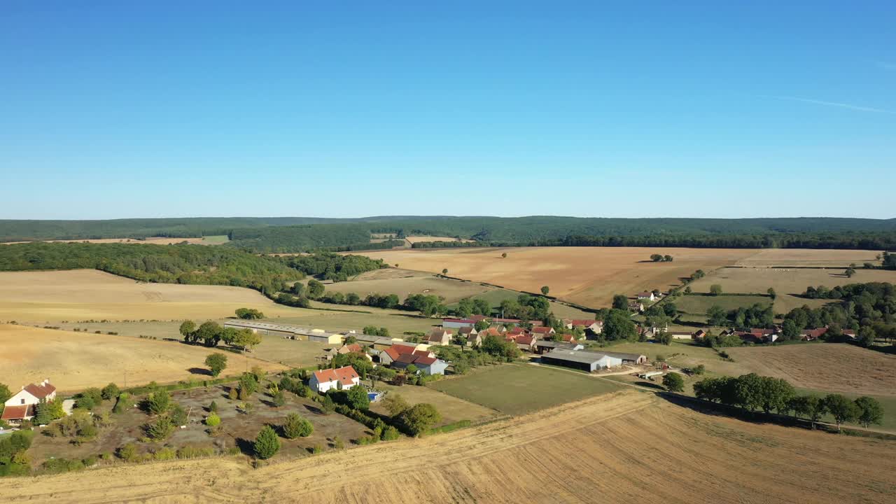 在法国勃艮第Nièvre Cuncy les Varzy村的Mhers的哈莫，在夏天和一个阳光明媚的日子里。视频素材