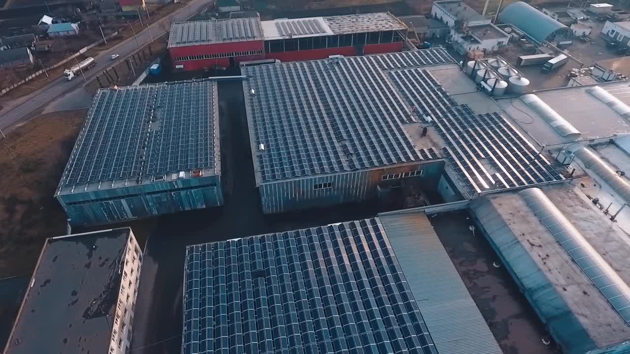 屋顶安装太阳能电池板。许多安装在工业建筑屋顶的太阳能电池板的鸟瞰图视频素材