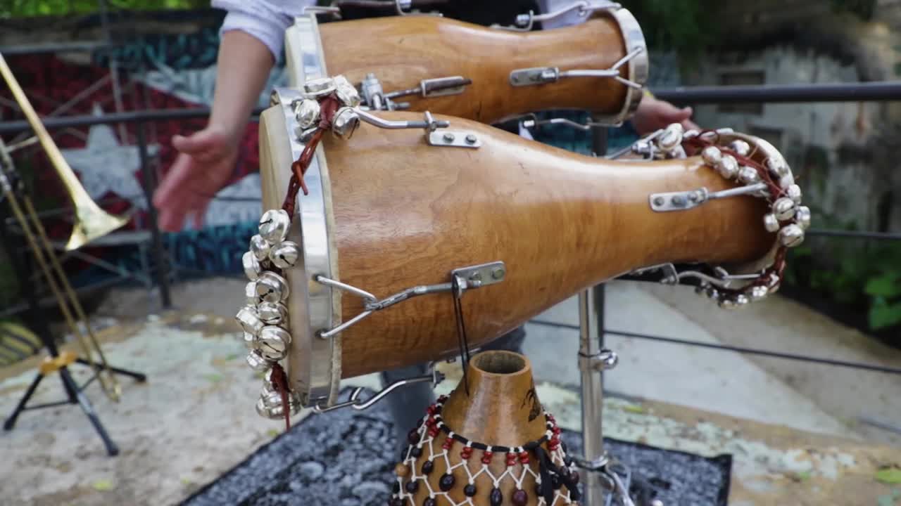 鼓手，打batá鼓。他的手的特写。视频素材