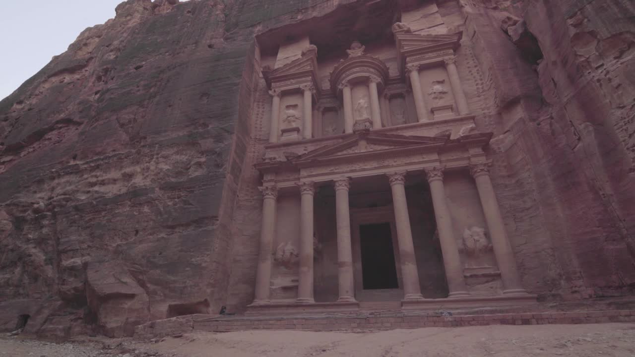 佩特拉是约旦财政部古代雕刻建筑的标志性旅游景点视频素材