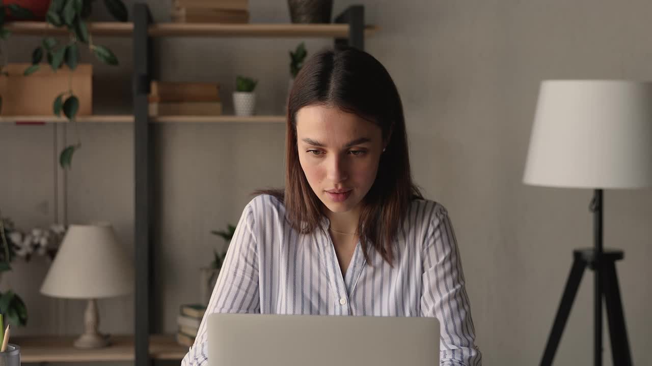 欣喜若狂的商务女士阅读电子邮件与电脑上的好消息。视频素材