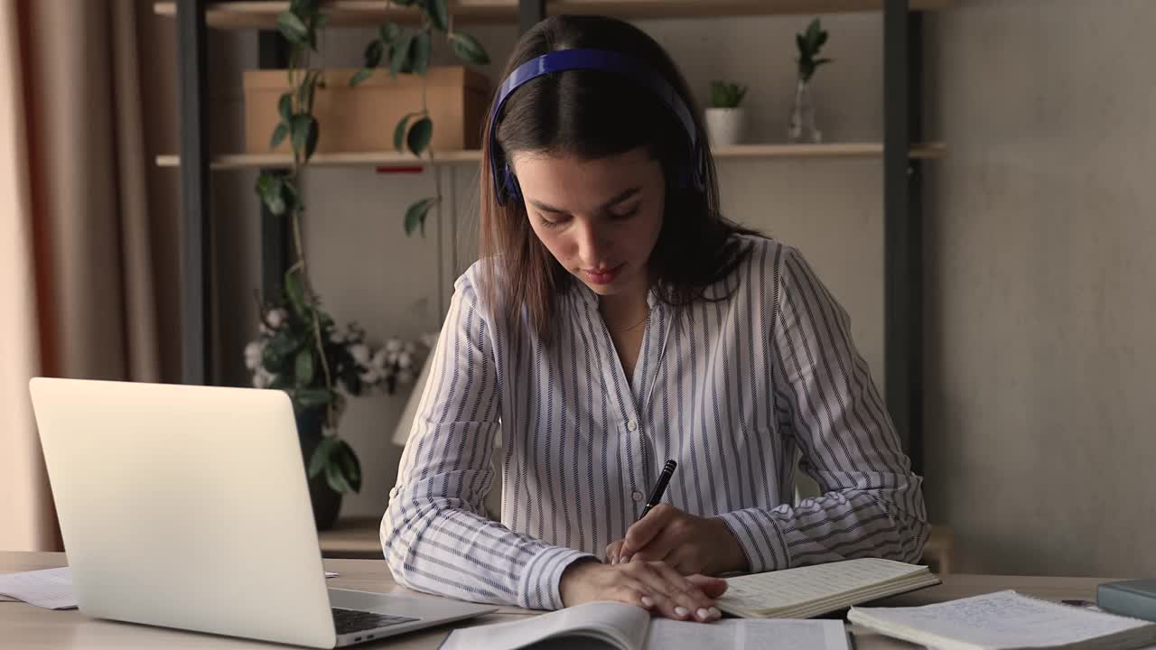 专心忙碌的年轻女子在家学习。视频素材