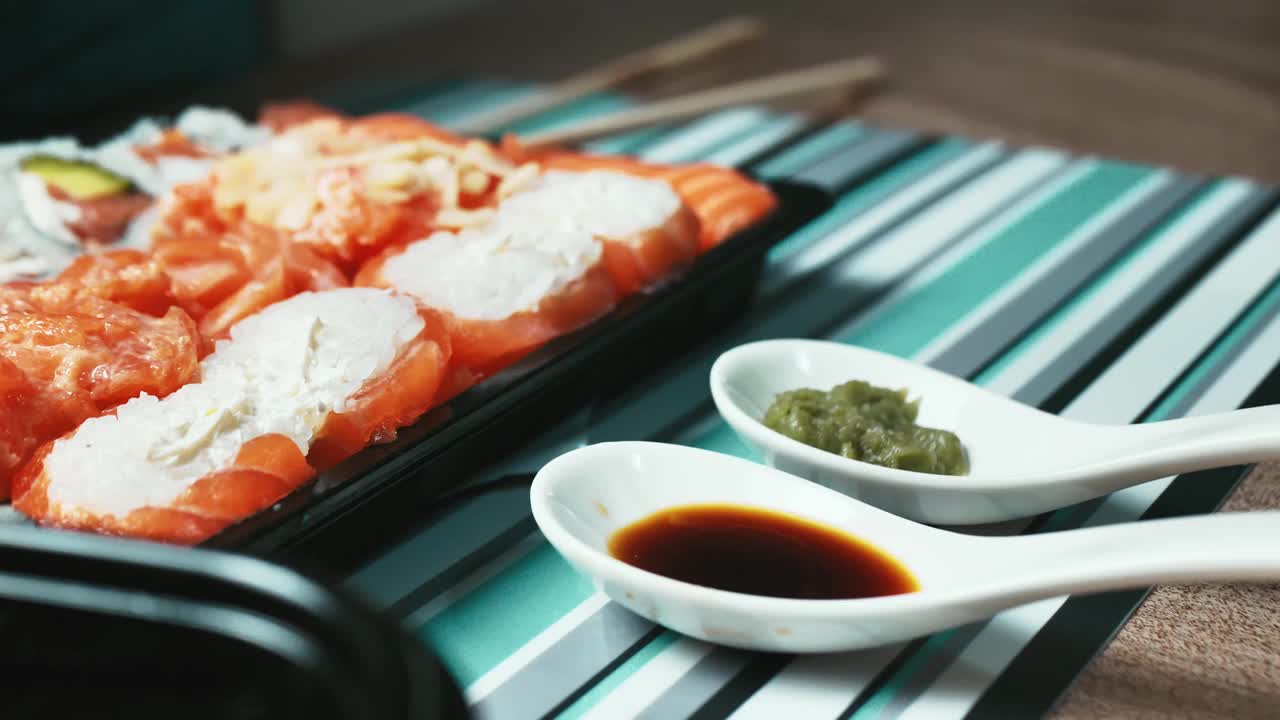 海藻沙拉蘸酱油近距离视频素材