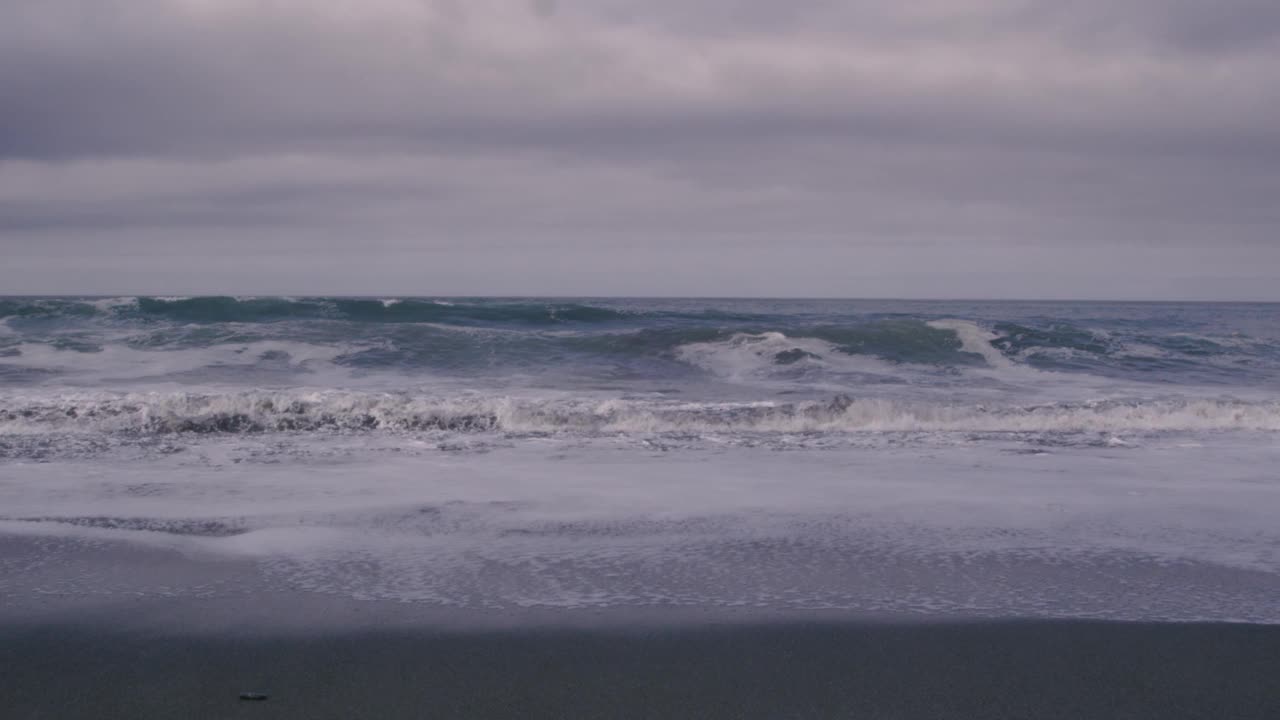 慢镜头的巨浪撞击着俄勒冈海岸的海滩视频素材