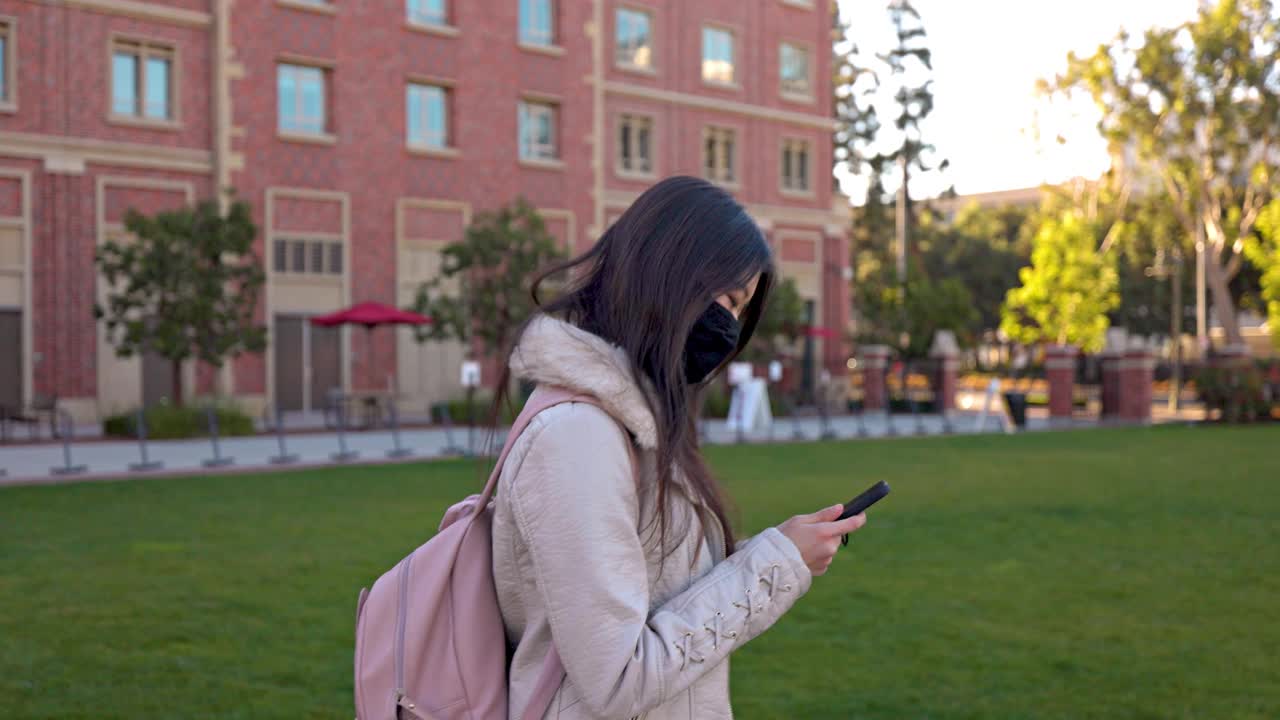 亚洲女大学生步行去上课视频素材