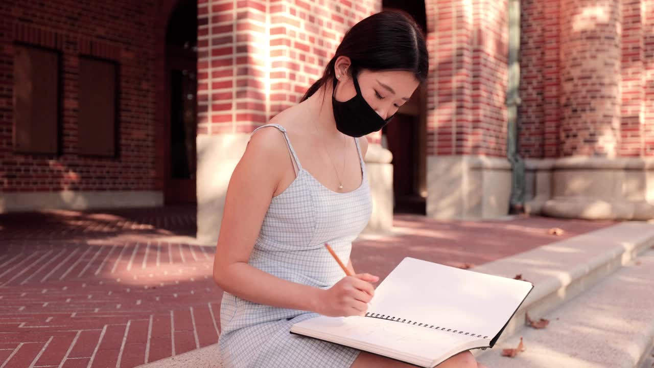 亚洲女大学生在做家庭作业视频素材