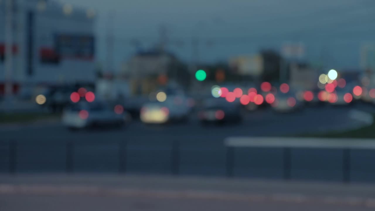 城市灯光和汽车驾驶在模糊的交通背景，出焦点的背景与模糊不聚焦的城市灯光和驾驶汽车和汽车灯。俄罗斯阿斯特拉罕视频素材