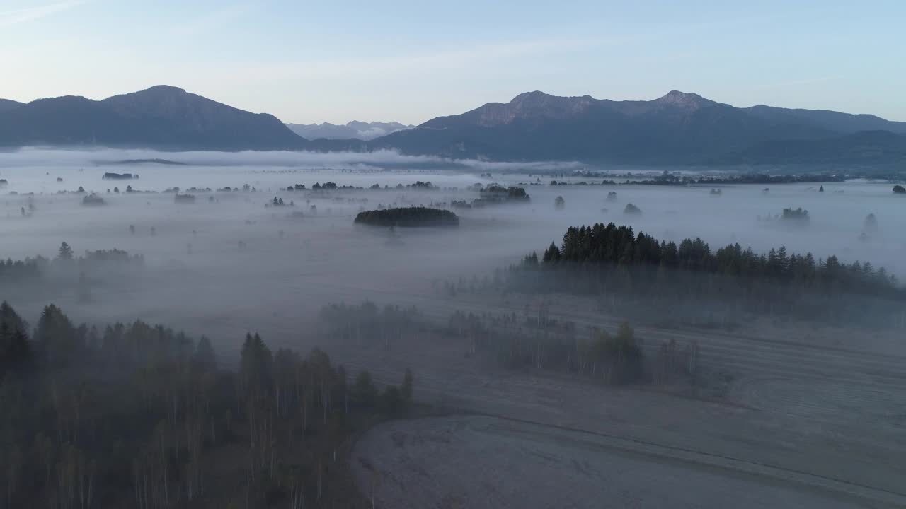 鸟瞰图景观与雾在早晨，Loisach沼泽视频素材