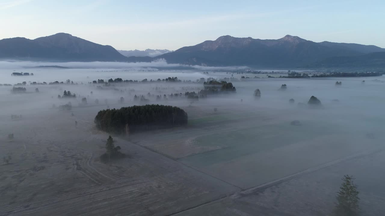 鸟瞰图景观与雾在早晨，Loisach沼泽视频素材