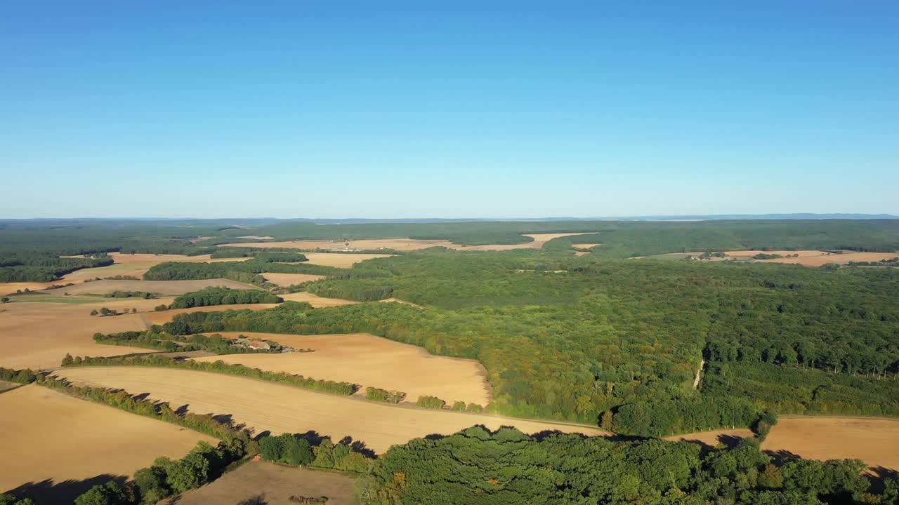 在法国勃艮第Nièvre的Cuncy les Varzy村，夏日和阳光明媚的一天，收获后的麦田和Mhers hammeau的绿色森林。视频素材