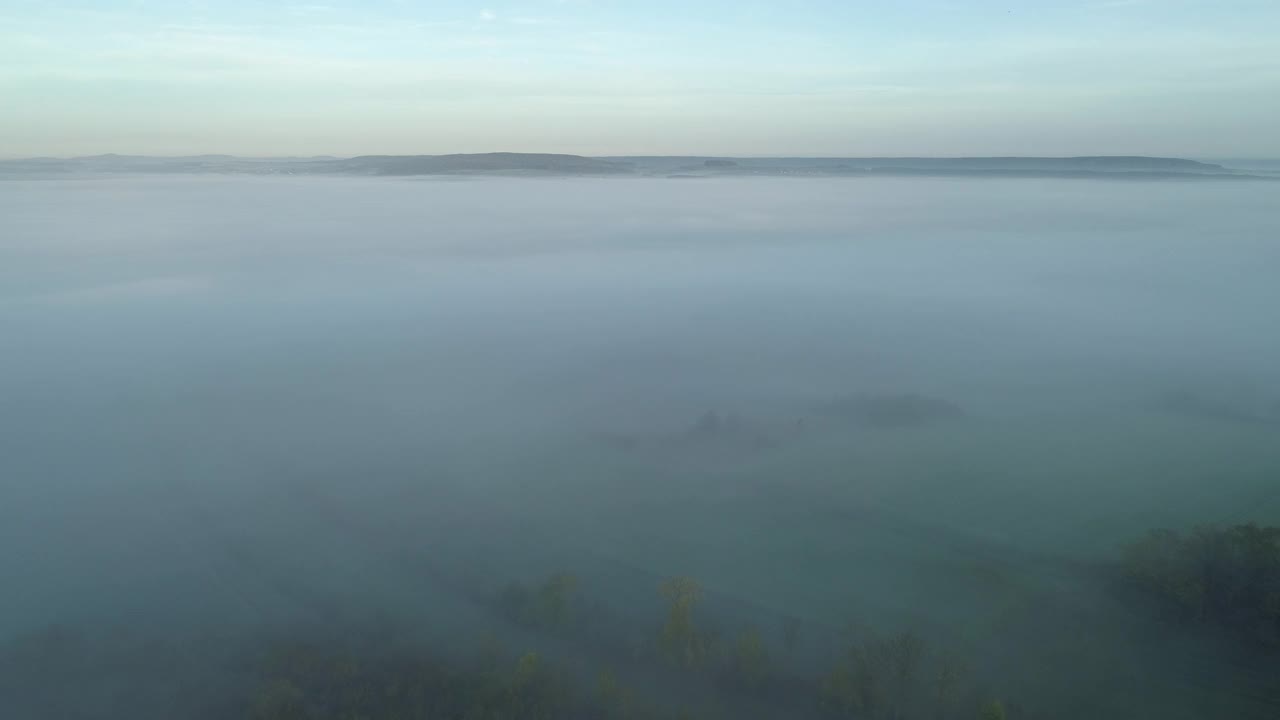 鸟瞰图农村景观与雾在秋天视频素材