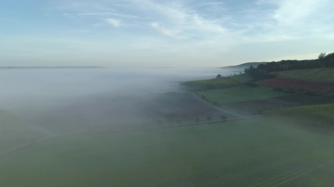 鸟瞰图农村景观与雾在秋天视频素材