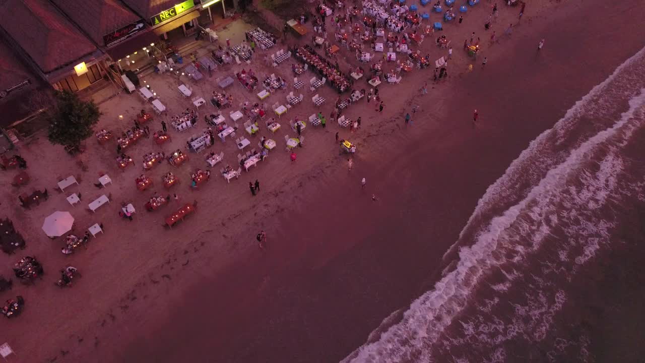 海滩和海浪的海边餐厅/印度尼西亚巴厘岛视频素材