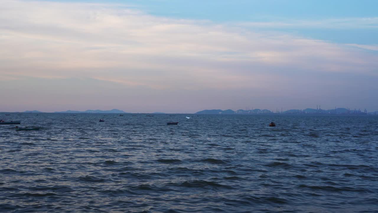 黄昏时分，白色大鸟飞过泰国当地码头洋海视频素材