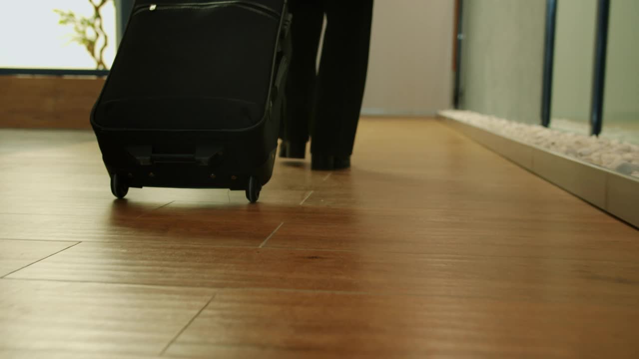 低镜头慢动作的女性腿行走在酒店大堂与行李视频素材
